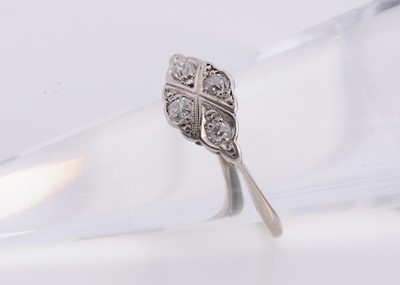 Lot 119 - An art deco platinum & diamond dress ring