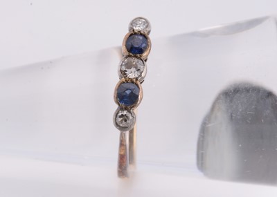 Lot 121 - A five stone 18ct gold & white metal diamond & sapphire ring