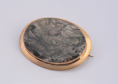 Lot 122 - A moss agate brooch