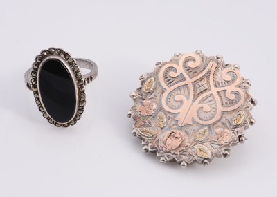 Lot 125 - An Victorian silver brooch with inlay detail