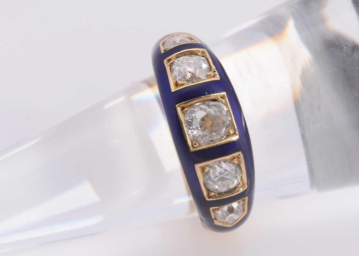 Lot 126 - An art deco diamond & enamel five stone ring