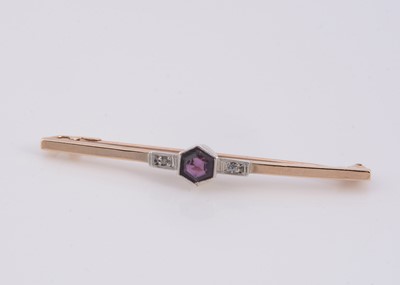 Lot 131 - An art deco 9ct gold & silver amethyst bar brooch