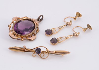 Lot 133 - A 9ct gold & yellow metal & purple paste set suite