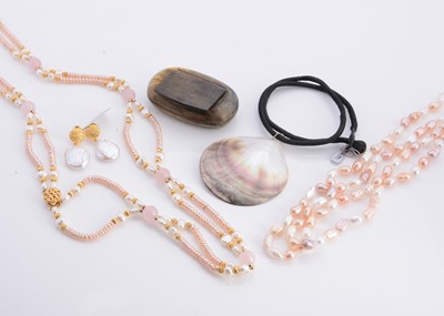 Lot 145 - A collection of pearl jewellery & horn snuff box