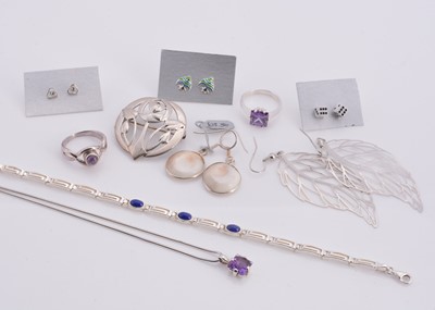 Lot 150 - A collection of silver & white metal jewellery items