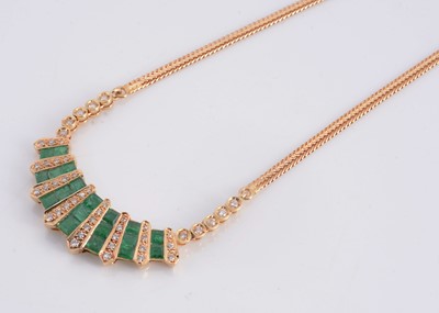 Lot 170 - An art deco yellow metal emerald & diamond necklace
