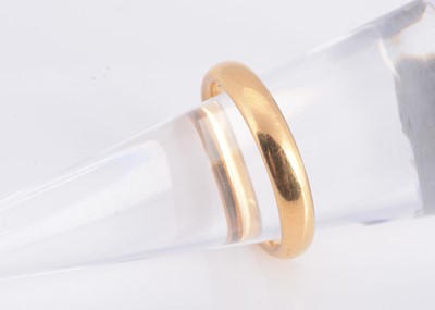 Lot 171 - A 22ct gold wedding band