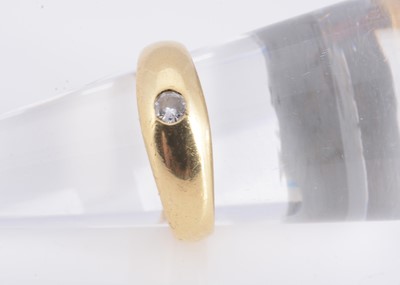 Lot 172 - A 18 ct gold diamond signet ring