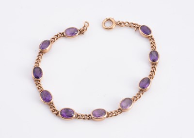 Lot 176 - A amethyst & yellow metal chain bracelet
