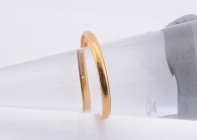 Lot 183 - A 22ct gold wedding band