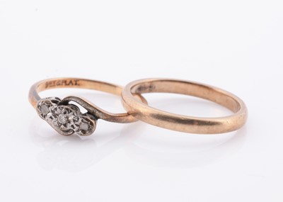 Lot 185 - A 9ct gold three stone dress ring & 9ct gold wedding band