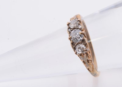 Lot 189 - An Victorian yellow metal three stone diamond ring
