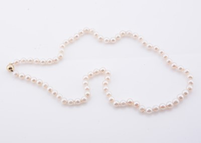 Lot 202 - A cultured pearl strung necklace with 9ct gold clasp