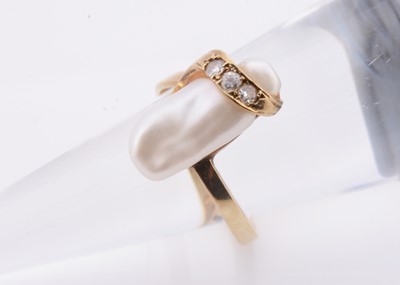 Lot 212 - A 14ct gold baroque pearl ring