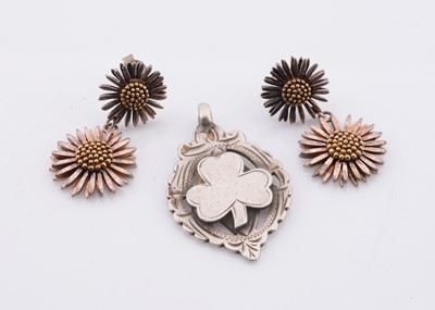 Lot 223 - A pair of silver daisy drop earrings & fob