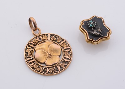 Lot 232 - A pansy pendant & onyx flower detail button stud