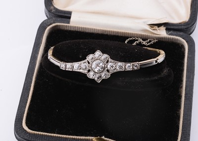 Lot 245 - An Edwardian cluster diamond bracelet with link chain