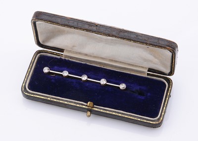 Lot 249 - An Edwardian five stone diamond 18ct & platinum bar brooch