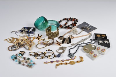 Lot 255 - A collection of costume jewellery