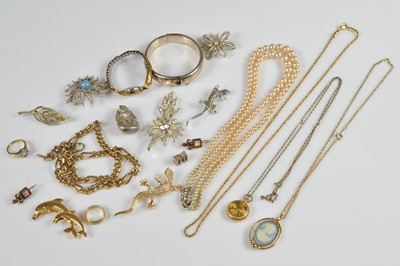 Lot 256 - A collection of silver & costume jewellery