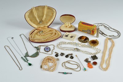 Lot 261 - A agate silver pendant, white metal opal doublet brooch & a collection of costume jewellery