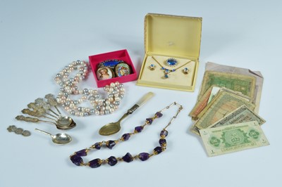 Lot 265 - A tri colour freshwater pearl necklace & collection of costume jewellery