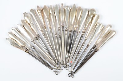 Lot 271 - Twenty one silver handled button hooks