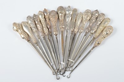 Lot 285 - Sixteen silver handled steel button hooks