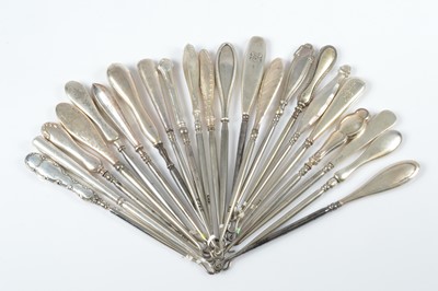 Lot 286 - Twenty  two silver handled steel button hooks