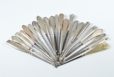Lot 289 - Twenty two silver handled steel button hooks