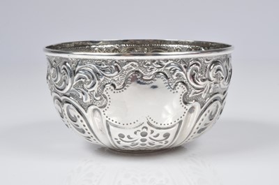 Lot 322 - A Victorian silver sugar basin