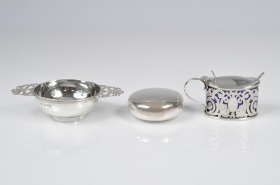 Lot 325 - Three small Victorian and later silver items