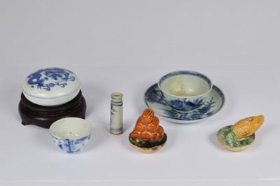 Lot 48 - A small group of antique Chinese porcelain and pottery items
