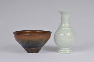 Lot 59 - Two 20th century Chinese ceramic items