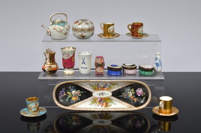 Lot 126 - A collection of small ceramic and other items